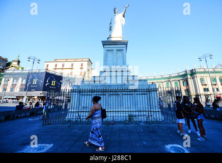 Monumento a Dante in Piazza Dante nel centro storico Napoli. Foto Stock