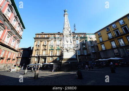 Obelisco - Guglia di San Domenico in Piazza San Domenico Maggiore a Napoli centro storico. Foto Stock