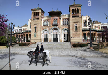 Polizia montata presso il Museo delle Arti e Tradizioni di Siviglia Museo de Artes y Costumbres Populares Siviglia Andalusia Spagna María Luisa Park Foto Stock