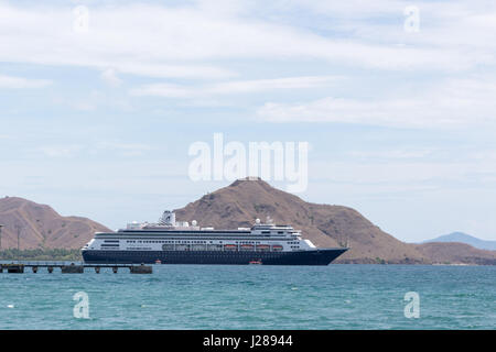 La nave da crociera Volendam appartenenti al tht Holland America Line ancorata al largo dell'isola di Komodo, Indonesia Foto Stock