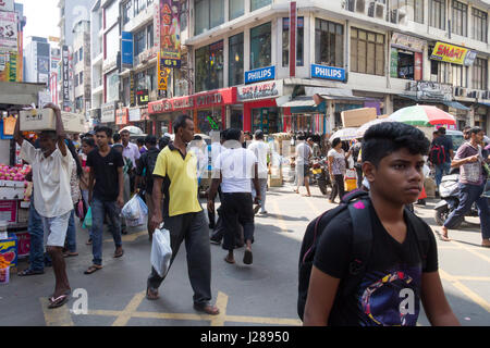 Strada trafficata scena in Pettah distretto di Colombo, Sri Lanka Foto Stock