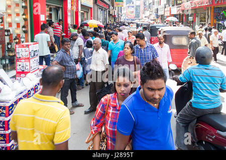 Strada trafficata scena nel quartiere di Pettah, Colombo, Sri Lanka Foto Stock
