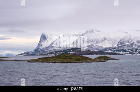 Le montagne di Grytøya, un'isola di Troms County, Norvegia. Foto Stock