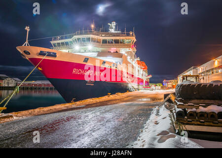 Hurtigruten nave MS Richard con, ormeggiato a Svolvaer, nell'arcipelago delle Lofoten, Norvegia. Foto Stock