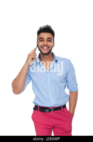 Bello il business man Cell Smart Phone chiamata sorriso felice, imprenditore indossare maglietta blu isolate su sfondo bianco Foto Stock