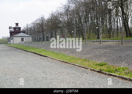 Il camp recinto intorno a Buchenwald campo di concentramento memorial vicino a Weimar, Germania. Foto Stock