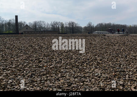 A Buchenwald campo di concentramento memorial vicino a Weimar, Germania.. Sulla sinistra il crematorio, sulla destra il cancello principale Foto Stock