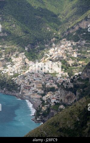 Positano pittoresca scogliera lato villaggio sulla Costa Amalfitana e il Golfo di Salerno da il cammino degli dèi Campania Italia Foto Stock