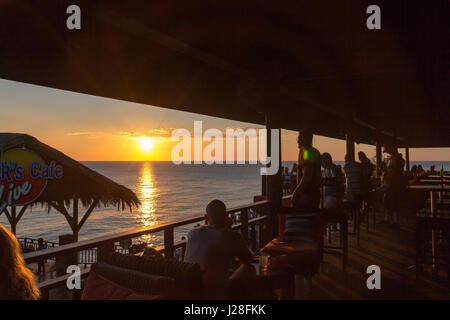 Giamaica Negril, tramonto a Rick's Cafe da mare Foto Stock