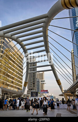 Thailandia architettura moderna, struttura Cantilever, Chong Nonsi stazione BTS skytrain, Bangkok Thailandia Foto Stock