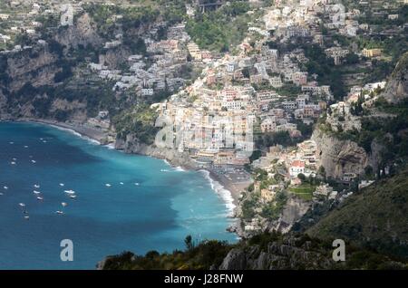 Positano pittoresca scogliera lato villaggio sulla Costa Amalfitana e il Golfo di Salerno da il cammino degli dèi Campania Italia Foto Stock