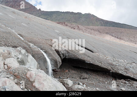 La Georgia, Mzcheta-Mtianeti, Stepanzminda, Kazbegtour, sulla strada per il meteostation di 1931, il bordo del ghiacciaio Foto Stock