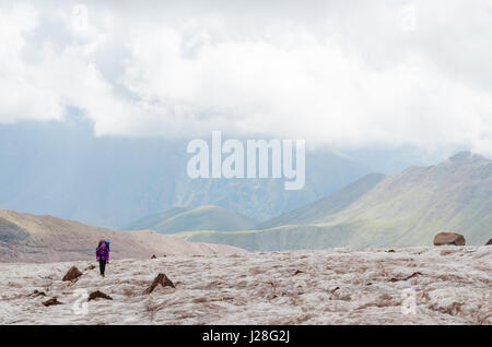 La Georgia, Mtskhet-Mtianeti, Stepanzminda, Kazbegtour, sulla strada per il meteostation del 1936, vista la discesa sul ghiacciaio Foto Stock