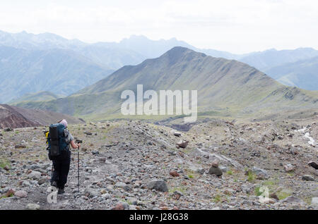 La Georgia, Mzcheta-Mtianeti, Stepanzminda, Kazbegtour, discesa da Meteostation, dopo il ghiacciaio Foto Stock