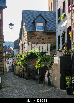 In Germania, in Renania Palatinato, Beilstein, vicoli in ciottoli con vigneti e case in pietra e tipiche case a graticcio in Beilstein sul Mosel ripido percorso Foto Stock