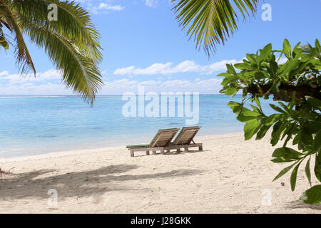 Isole di Cook, Aitutaki, invitando sun sedia a sdraio in spiaggia Foto Stock