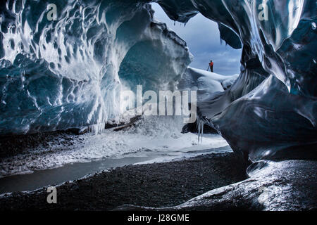 Icecave nel ghiacciaio Breidamerkurjokull vicino alla laguna glaciale Foto Stock