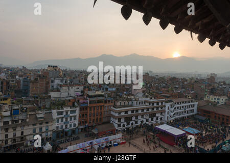 Il Nepal, Regione centrale, Kathmandu, il tramonto dalla torre Basantapur presso il quadrato di Durbar di Kathmandu Foto Stock