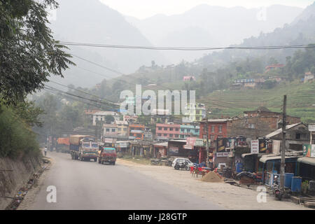 Il Nepal, Regione centrale, Naubise, Circuito di Annapurna - Unità Kathmandu per Bhulbhule - Autostrada attraverso il villaggio di Naubise ad ovest di Kathmandu Foto Stock