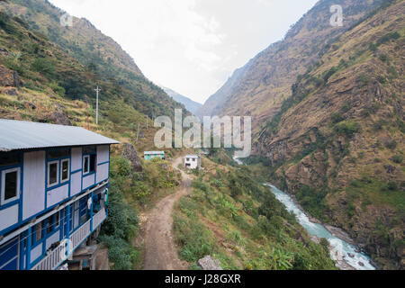 Il Nepal, Regione Occidentale, Jagat, sul circuito di Annapurna - Giorno 2 - Da Jagat a Dharapani - Vista del Marsyangdi River in Jagat Foto Stock