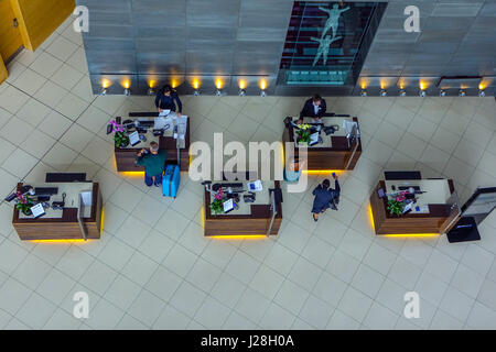 Area ricevimento presso Radisson Blu Airport hotel a Londra Stansted Aeroporto visto da sopra Foto Stock