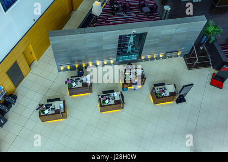 Area ricevimento presso Radisson Blu Airport hotel a Londra Stansted Aeroporto visto da sopra Foto Stock