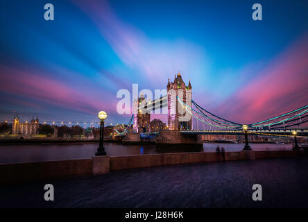 Una lunga esposizione fotografia di più di Londra e al Tower Bridge al tramonto. Foto Stock