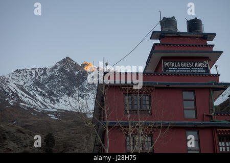 Il Nepal, Regione Occidentale, Ranipauwa, sul circuito di Annapurna - Giorno 9 - Thorong Phedi di Muktinath - alloggio a Muktinath incluso 24hr doccia calda Foto Stock