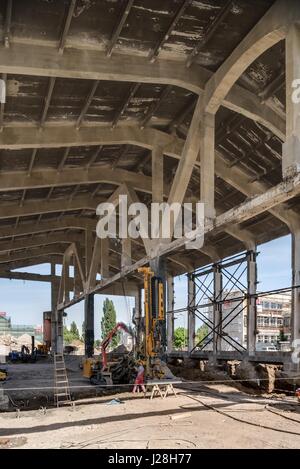 Wien, Arsenale, Abbrucharbeiten an der sogenannten Panzerhalle Foto Stock