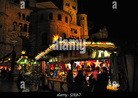 In Germania, in Renania Palatinato, Trier, mercatino di Natale sul mercato e nella parte anteriore del romano Cattedrale di Treviri, Patrimonio Mondiale dell UNESCO Foto Stock