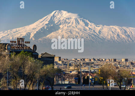 Armenia, Yerevan, Kentron, vista dalla chiesa di San Sargis all'Ararat (5137 m) Foto Stock