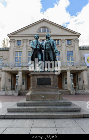 Il Goethe - monumento a Schiller davanti al Teatro di Corte , Weimar, Germania. Foto Stock