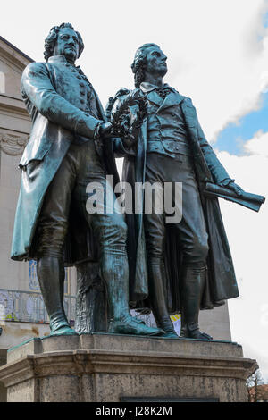 Il Goethe - monumento a Schiller davanti al Teatro di Corte , Weimar, Germania. Foto Stock