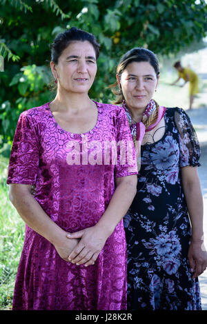 Uzbekistan, Buxoro Provincia, Jondor tumani, gli agricoltori in abito di domenica Foto Stock
