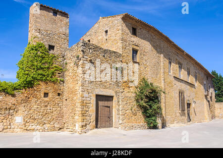 Edificio medievale nel villaggio di Peratallada, Catalogna, Spagna Foto Stock