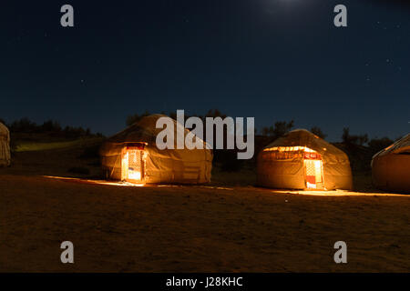 Uzbekistan, Nurota tumani, yurta per i turisti di notte nel deserto Kizilkum Foto Stock