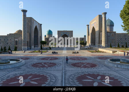 Uzbekistan, Provincia di Samarcanda, Samarcanda, il Registan, la piazza principale sulla Via della Seta Foto Stock