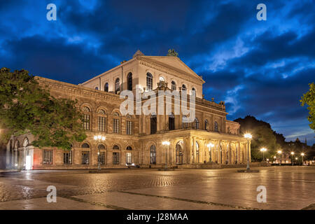 Costruzione di Hannover Opera di Stato di sera, Bassa Sassonia, Germania Foto Stock