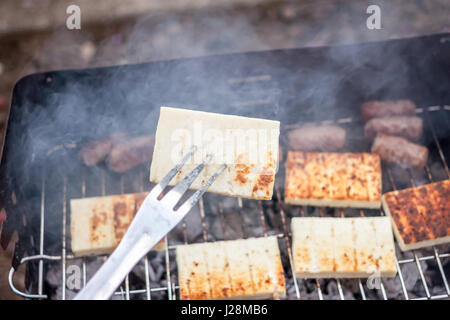 Cevapcici alla griglia e formaggio cucina balcanica Foto Stock