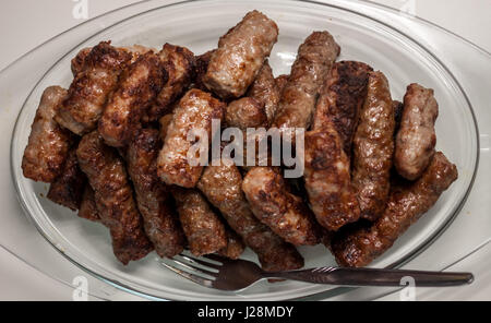 Piastra con grigliate di cevapcici cucina balcanica Foto Stock