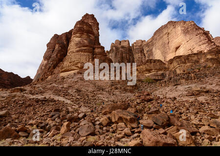 Giordania, Aqaba Gouvernement, Wadi Rum, un deserto altopiano nel sud della Giordania. UNESCO Patrimonio Naturale dell'umanità. Ubicazione del film 'Lawrence d'Arabia' Foto Stock