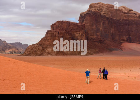 Giordania, Aqaba Gouvernement, Wadi Rum, un deserto altopiano nel sud della Giordania. UNESCO Patrimonio Naturale dell'umanità. Ubicazione del film 'Lawrence d'Arabia' Foto Stock