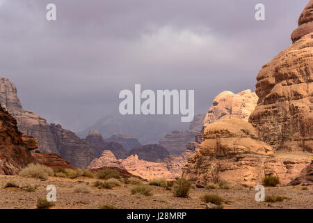 Giordania, Aqaba Gouvernement, Wadi Rum, picnic al deserto discese, Il Wadi Rum è un deserto altopiano nel sud della Giordania. Patrimonio naturale UNESCO Foto Stock