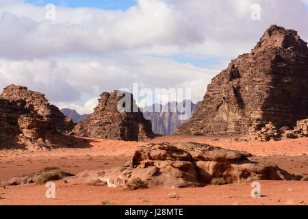 Giordania, Aqaba Gouvernement, Wadi Rum, un deserto altopiano nel sud della Giordania. UNESCO Patrimonio Naturale dell'umanità. Ubicazione del film 'Lawrence d'Arabia' Foto Stock