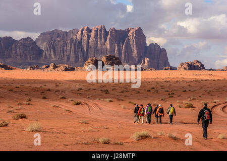 Giordania, Aqaba Gouvernement, Wadi Rum, un deserto altopiano nel sud della Giordania. UNESCO Patrimonio Naturale dell'umanità. Ubicazione del film 'Lawrence d'Arabia' Foto Stock