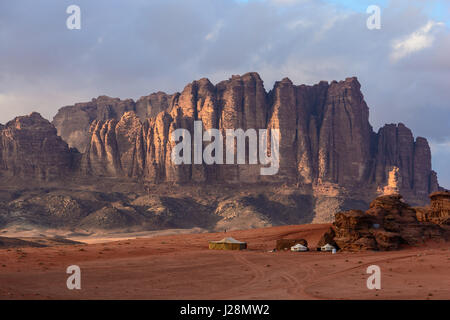 Giordania, Aqaba Gouvernement, Wadi Rum, un deserto altopiano nel sud della Giordania. UNESCO Patrimonio Naturale dell'umanità. Ubicazione del film 'Lawrence d'Arabia' Foto Stock