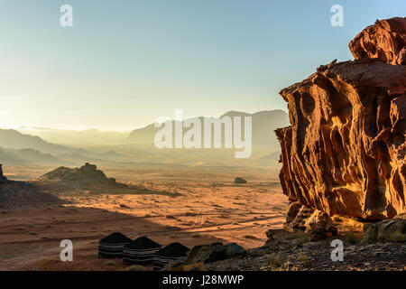 Giordania, Aqaba Gouvernement, Wadi Rum, un deserto altopiano nel sud della Giordania. UNESCO Patrimonio Naturale dell'umanità. Ubicazione del film 'Lawrence d'Arabia' Foto Stock