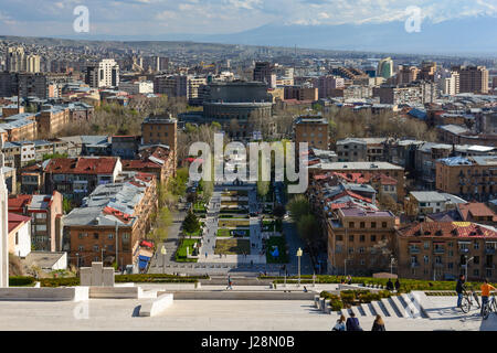 Armenia, Yerevan, Kentron, vista da "a cascata" al centro con il Teatro dell'Opera. Sullo sfondo il massiccio del Monte Ararat Foto Stock