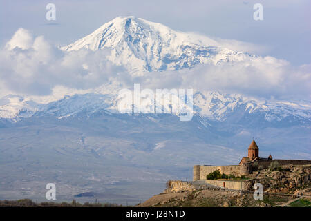 Armenia, Ararat Provincia, il monastero, sullo sfondo del Monte Ararat, è un simbolo nazionale dell'Armenia Foto Stock