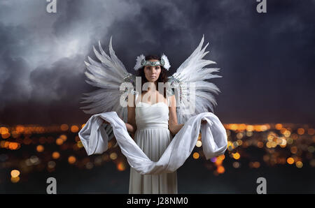 Moda donna angelo angeli ali bellezza bianco donna shine brilla luminosa  lucent Foto stock - Alamy